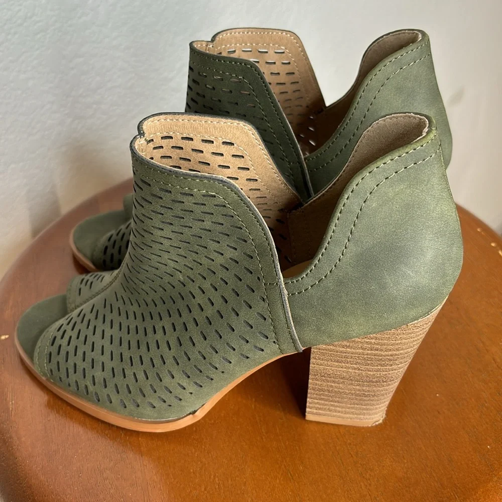 Restricted Open Toe Heel | Olive | Size 7 - Picture 6 of 13